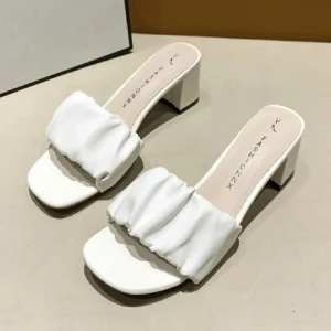 Klackar 🪩🪩 - Somriga klackar från Shein som aldrig är använda🙏🏼 små i storleken!!