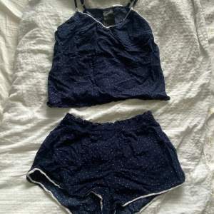Sött pyjamasett med shorts och linne från h&m. I storlek xs och bra skick! ✨