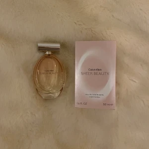 Calvin Klein Sheer Beauty parfym - En Calvin Klein parfym på 50 ml, som tyvärr ej används längre. Använde den till en början men hittade så småningom min egna doft som jag kände jag passsde bättre i☺️ Den har använts lite som man ser på bilden ovan.
