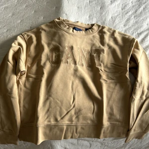 GANT sweatshirt  - Gant sweatshirt beige. Tryck på bröstet. Strl S. Använd fåtal ggr. Som ny. Finns i Växjö.