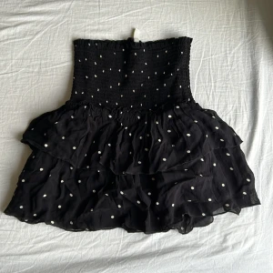 Svart kjol - Super fin svart/prickig kjol! Köpte den för ett tag sedan med tyvärr för liten på mig💕 Tryck på köp nu ifall du vill köpa! 💞💞