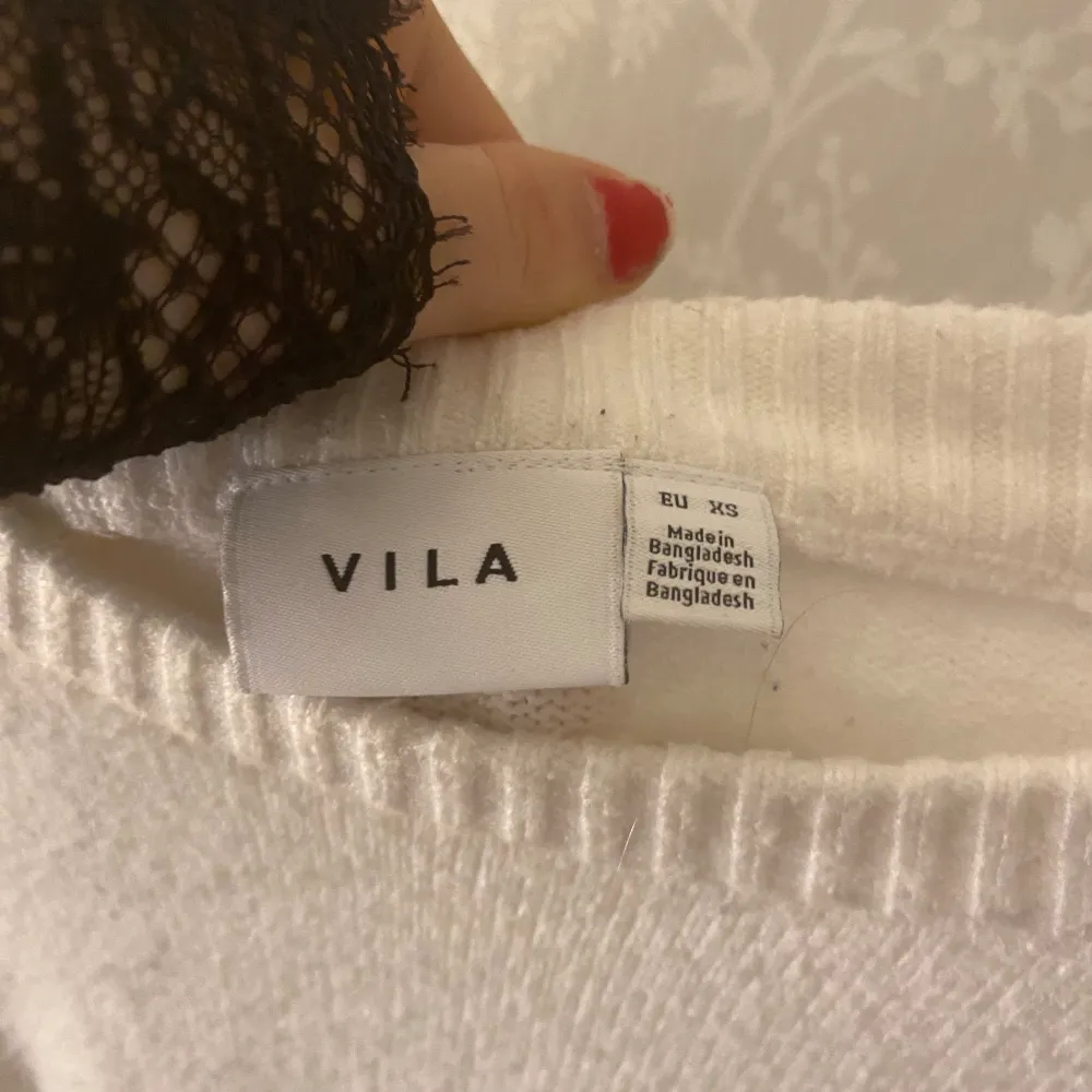 Säljer min vita stickade tröja från Vila i xs. Köptes för ca 300kr och säljer för 60kr + frakt. Hör av dig om du har några frågor💕. Tröjor & Koftor.
