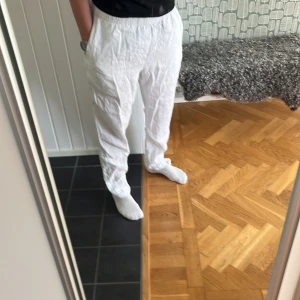 Linnebyxor - Vita linnebyxor från HM | linnebyxorna har inga märken eller defekter och är i skick 9/10