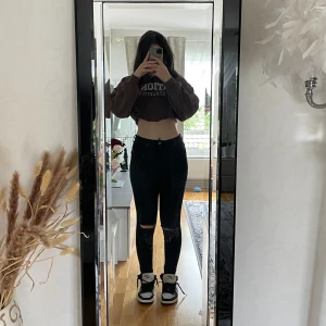 Skinny jeans  - Skinny jeans som är nästan helt nytt. Har använt få ggr. Den är svart färg och passar bra m nästan allt tycker jag. Skriv om du vill diskutera om priset ✨