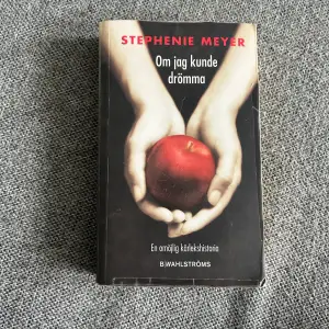 Den första twilight-boken: Om jag kunde drömma. En pocketbok på svenska. Säljer hela twilight-bokserien om någon är intresserad av den istället. 