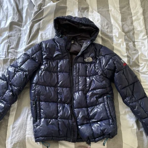 North face jacka  - En helt ny North face summit series jacka i XL men som passar L. 