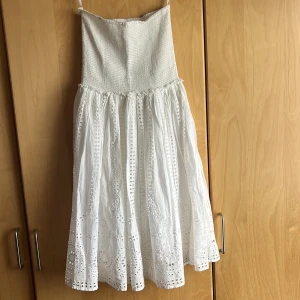 Vit klänning med tubtopp överdelen och voluminös kjoldelen - Helt ny klänning i strl 38 med stretch tubtop och voluminös underkjol med dubbel tyg, ej genomskinlig, jätte skönt tyg. Man kan vara från strl 36 till 42 då överdelen är stretch .