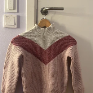 Rosa stickad tröja - Denna tröja användes senast för ca. ett halvår sedan. Den ser nästan ny ut, även om den är ungefär ett år gammal. Denna tröja är normal i storlek.
