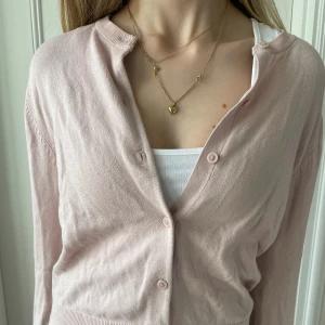Rosa kofta - En jättesöt tunna rosa kofta. Den har ingen lapp tyvärr men den är troligtvis i storlek S och är ifrån h&m men finns ej i butik! Pris kan självklart diskuteras!  💕💕