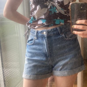 Jeansshorts💙 - Ljusa jeansshorts❣️ Skulle säga att de är lite momjeans fit.  Kan mötas upp i Sthlm annars står köparen för frakt🌟