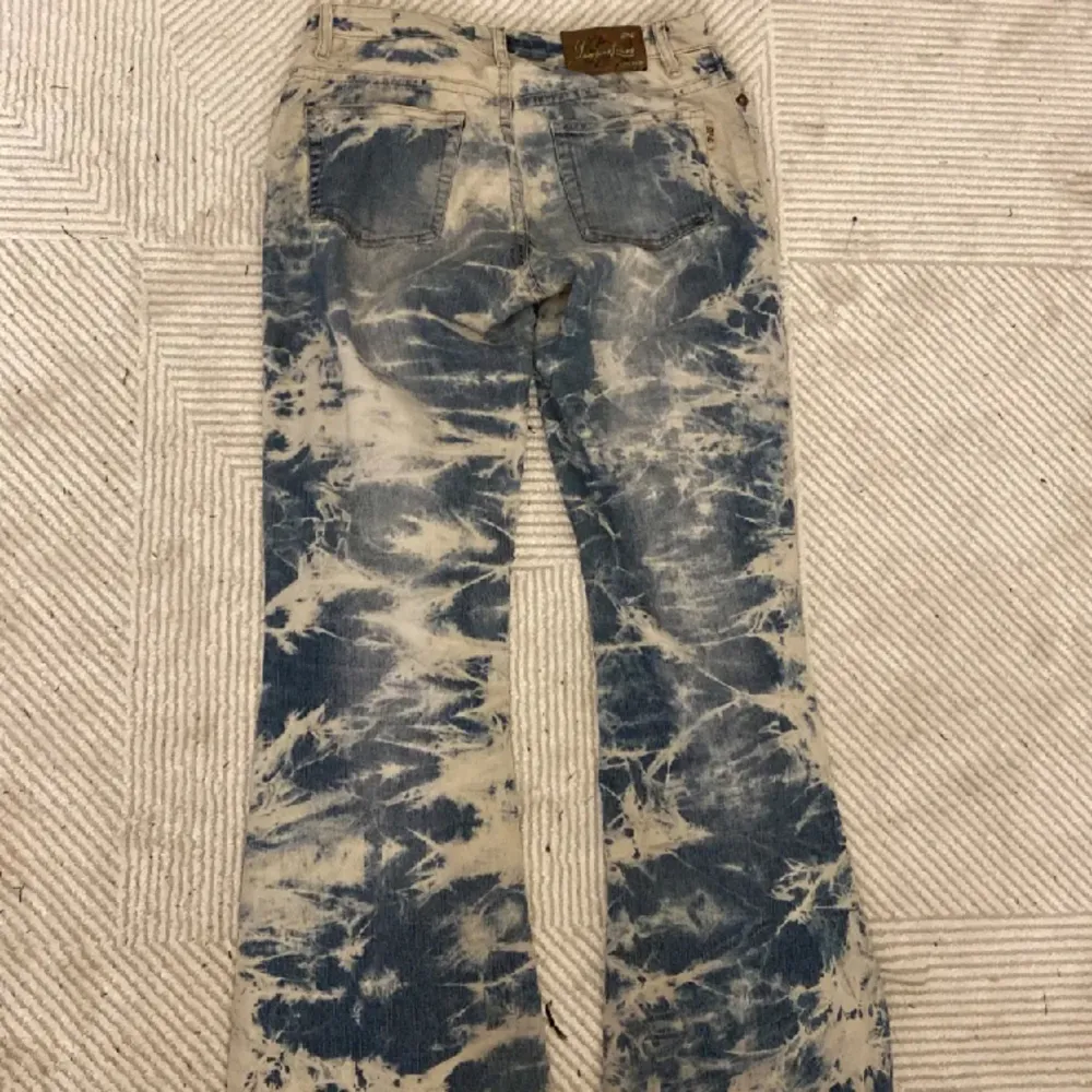 Säljer de här jeansen, skit coola och snygga! Kontakta mig vid frågor💗. Jeans & Byxor.