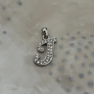 Berlock ”J” till halsband - Halsbandsberlock i form av ett J 💓Superfint skick! Ca 2,5 cm. Inte äkta silver.