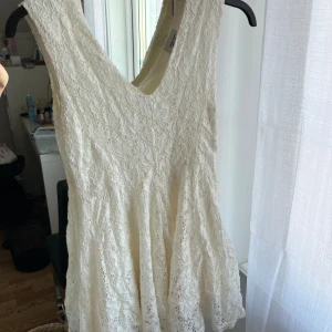 VIT KLÄNNING - Skriv privat för bättre bilder! Vaddering i axlarna för perfekt passform och v-ringning både fram och bak! 