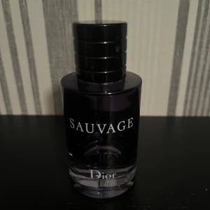 Dior sauvage - Tja säljer nu denna dior savaugen det är ungefär en tredjedel kvar. Kan mötas i Stockholm, byten intressant. Luktar: Eau de Toilette - Fresh, Citrus and Woody Notes - Refillable orginallåda går att få med vid köp