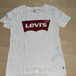 T-shirt Levi’s  - Levi’s T-shirt  Knappt använt 