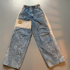 Customized byxor/jeans - Själv anpassade byxor med en töjbar midja. Benen har jag pysslat med för att göra de lite bredare. Levis byxor originellt