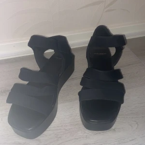 Sandaler, vagabond, 40 - Sandaler av märket Vagabond, svart färg, , storlek 40. Säljs i mycket gott skick. Nästan helt oanvända. Fynda för endast 350 kr.