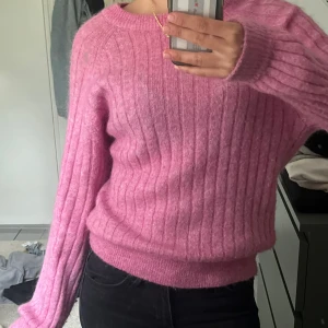 stickad tröja - såå fin stickad från selected femme! perfekt till sommaren🤩