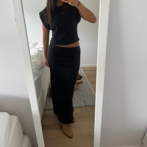 Set från Zara - Svart set från zara med slits i bak. Går att ha slitsen fram också, se sista bilderna. Endast använd en gång. Stl S i tröjan och stl M i kjol.