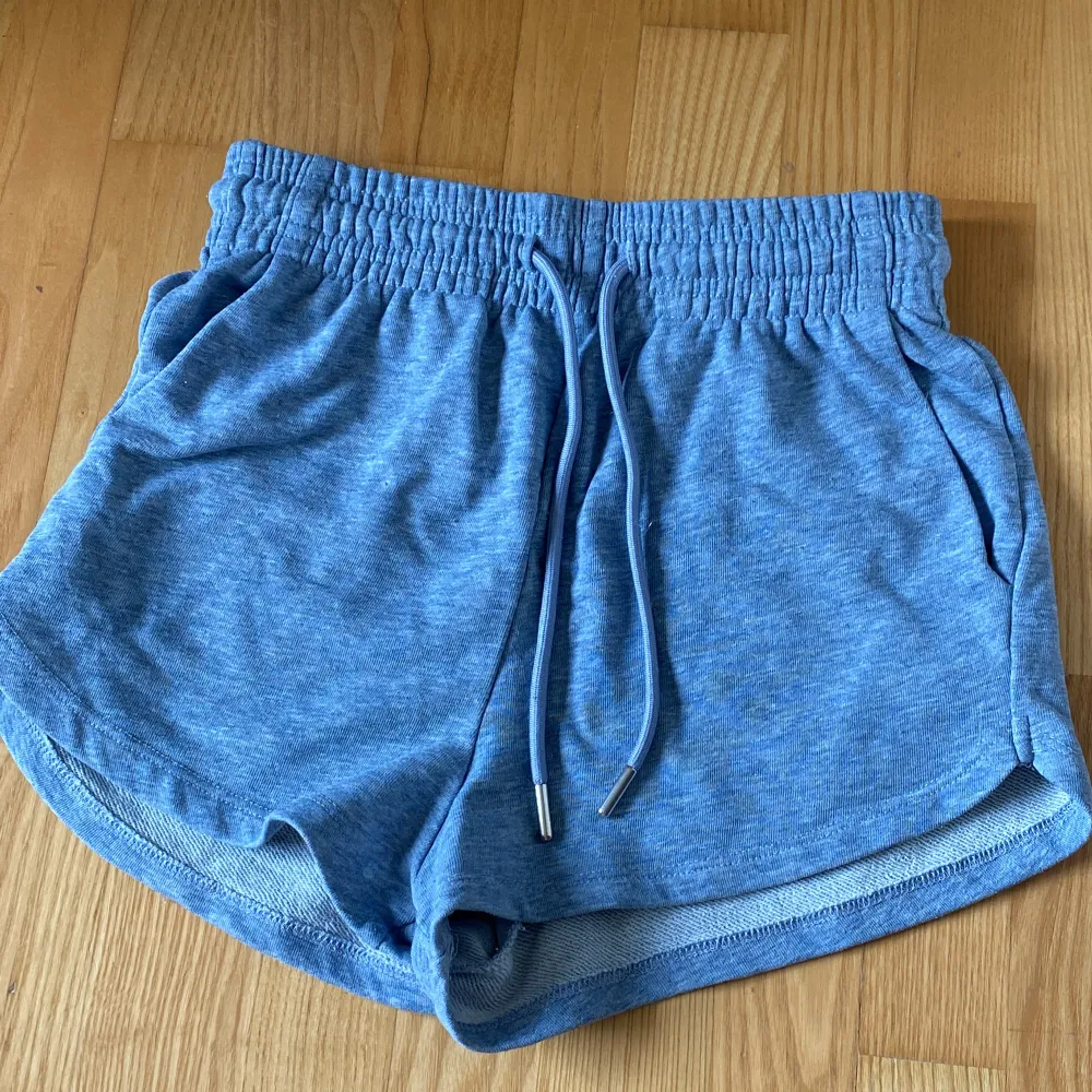 Säljer dessa mjukisshorts då de inte längre kommer till användning, skicket är bra! (Färgen är mer blågrå i verkligheten än på bilden)💙. Shorts.