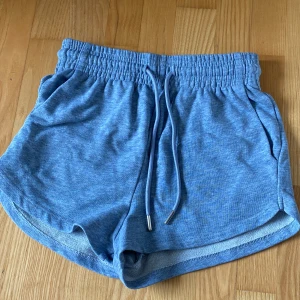 Blå mjukisshorts - Säljer dessa mjukisshorts då de inte längre kommer till användning, skicket är bra! (Färgen är mer blågrå i verkligheten än på bilden)💙