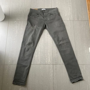 Dondup jeans George  - Säljer nu dessa goa gråa dondup George jeans i storlek 32, skriv för fler bilder/frågor🙌🏼