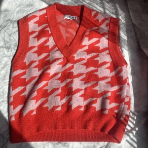 /STAY tröja  - Den passar till sommaren med en fin kjol, den har knappt används. Städar garderoben 😊🙌