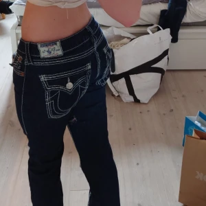 True religion jeans - Säljer fina truereligon jeans då dom inte används, finns ett litet hål (se första bild) men de märks inte. Skriv för mer info💕