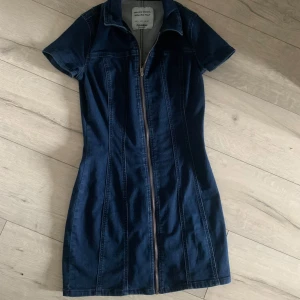Jeans klänning från pull and bear! - Superfin jeansklänning från pull and bear.  Aldrig använd, prislappen på! Bra skick och perfekt till sommaren!☀️☀️ Säljs inte längre online!!!