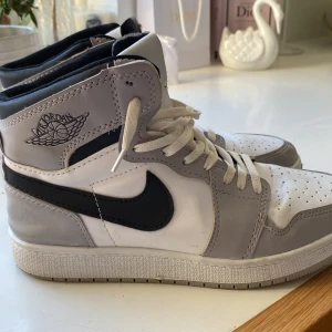 Skor -  Säljer mina skor köpta second hand, De ser ut som air Jordans från Nike men jag vet inte om de är äkta därav priset. De är i bra skick men supersnygga, kontakta för mer info💞