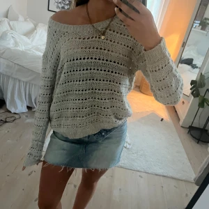 Snygg stickad tröja!!🤩 - Sjukt snygg stickad tröja!! Perfekt nu i sommar till en kjol eller kläning🥰den har jätte fint stickat mönster!😍❤️