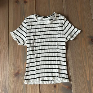 Söt randig tröja🧸 - Kortärmad randig tröja från Kappahl i storlek Xs (158-164) Aldrig använd 💞