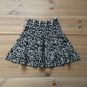 Leopardmönstrad kjol från märket Atmosphere, Aldrig använd, jätte mjukt och stretchigt material Passar 152-164