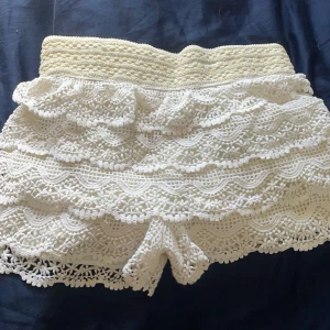 Broderade Shorts - Shorts med broderi. Väldigt fina och somriga😍De är lågmidjade på🥰