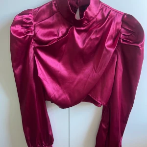 Satin topp - Vinröd satin topp, hög neck, magtröja. Aldrig använd, från shein. Överlappar på framsidan