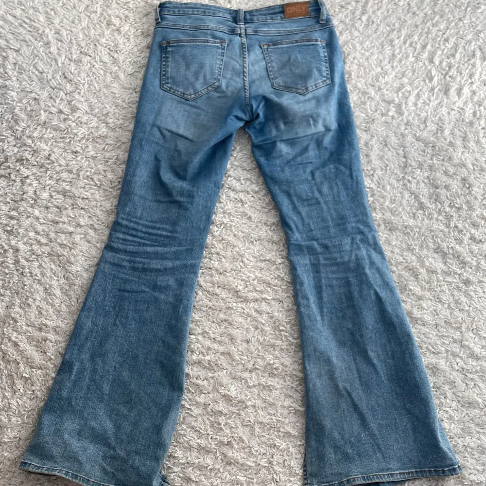 Säljer dessa jätte fina lågmidjade jeans. Jeansen har slitar på insidan av de och jeansen inga defekter och är i ett bra skick. Om du har några funderingar eller vill ha mer bilder på plagget är det bara att kontakta mig.. Jeans & Byxor.