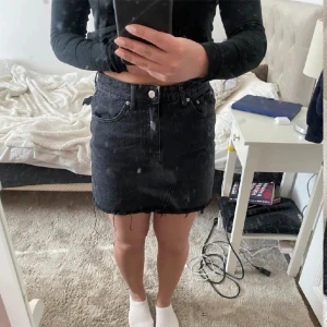 Snygg jeanskjol från Gina😍✨ - Säljer denna as snygga svarta, jeanskjolen från Gina Tricot !!✨ Förutom de små färgfläckarna, är den i fin fint skick.🖤  Tänker mig att den kan bli otroligt snygg om man syr upp den?🌟