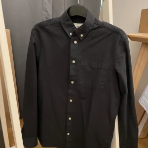 Skjorta  - Helt ny svart skjorta från hm. Har ingen användning av den längre.