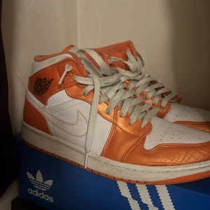 Jordan 1s - Snygga skor, använda men bra skick. 