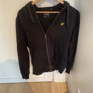 Lyle & Scott tröja med dragkedja - Fin Lyle & Scott zip tröja. Snörena på tröjan är slitna men annars är tröjan i fint skick.