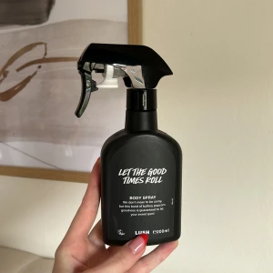 LUSH bodymist - Den populära:  Lush body spray i doft ”LET THE GOOD TIMES ROLL”. Beskrivs som delikat karamellpopcorn - doft.  Nypris 350kr. Köptes för drygt en månad sedan och sprayat max 5gånger = i princip helt ny 🤍 Doften passar tyvärr inte mig.