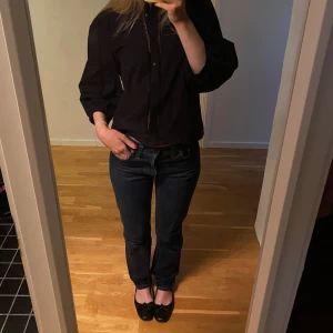 Levis jeans  - Säljer dessa Levis jeans i modellen 505, strl 28/32 och sitter bra på mig som vanligtvis har 34💙 Köpt second hand men i fint skick! Skriv för mått eller andra frågor <3 använd gärna köp nu
