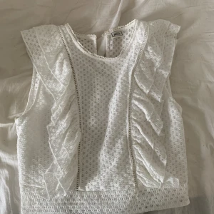 Vit fin ”blus”  - URGULLIG, super fin på och jätte skön. Behöver dock sälja då min garderob är full 😅🩵🩵