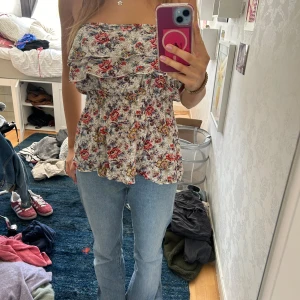 Strapless top blommig - Blommig topp utan ärmar. Brukade vara en klänning som jag syddde om 💗