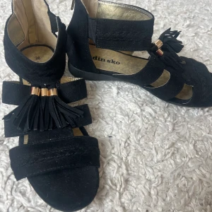 Sandaler - Säljer nu dessa sandaler från DinSko i storlek 36, dem är i bra skick och inga skavanker. Skriv för fler bilder eller om du har några frågor.