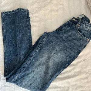 Lådmidjade jenas - Lågmidjade jeans som aldrig är använda. Ny pris är 400kr. Modellen icon.