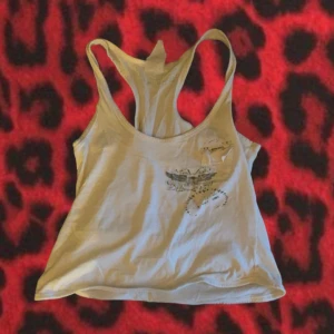 Vitt linne - Vitt linne med en ficka och små vingar på framsidan💖