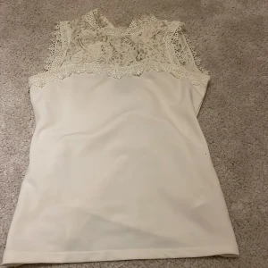 Snygg Blus - Jätte fin blus som sitter slimmat på kroppen samt jätte fin rygg. Storlek är s men passar även xs💕Perfekt för middagar💕