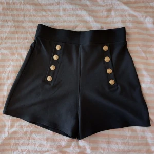 Marinshorts - Mörklblåa marinshorts från H&M i storlek S. Säljer då de aldrig kom till användning :)