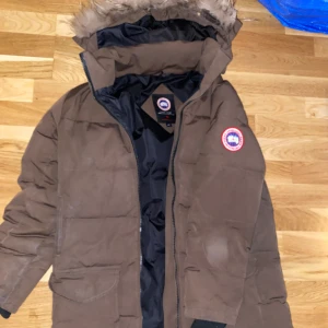 Canada goose - Hej, säljer en brun canada goose jacka i storlek S/P. Jackan har små defekter men är i allmänt bra skick. Modellen på bilden är 185cm lång, ca 70 kg. Skriv om funderingar!!!